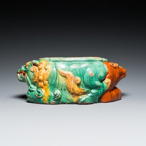 Repose-tête en grès porcelaineux à émail sancai figurant trois lions, Chine, Ming — photo 4