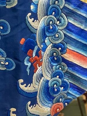 Robe en soie à fond bleu brodée de fils d'or à décor de dragon, Chine, 19ème — photo 13