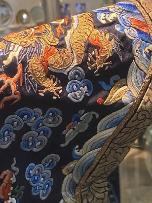 Robe en soie à fond bleu brodée de fils d'or à décor de dragon, Chine, 19ème — photo 14