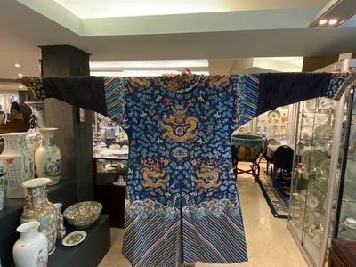 Robe en soie à fond bleu brodée de fils d'or à décor de dragon, Chine, 19ème — photo 2