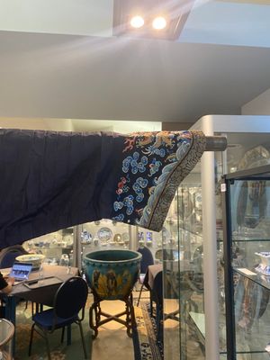 Robe en soie à fond bleu brodée de fils d'or à décor de dragon, Chine, 19ème — photo 3