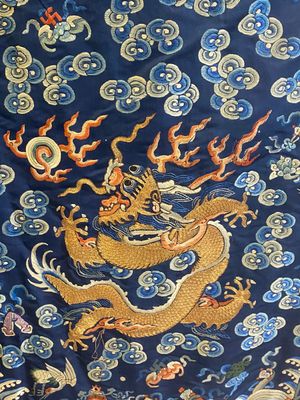 Robe en soie à fond bleu brodée de fils d'or à décor de dragon, Chine, 19ème — photo 6