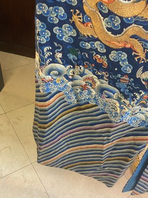 Robe en soie à fond bleu brodée de fils d'or à décor de dragon, Chine, 19ème — photo 8