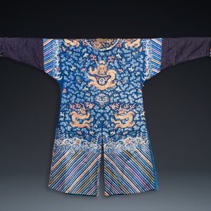 Robe en soie à fond bleu brodée de fils d'or à décor de dragon, Chine, 19ème — photo 2