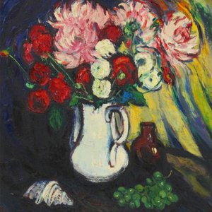 Robertine Devooght (1904-1979), Stilleven met bloemen, schelp en druiven — foto 1