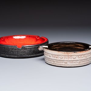 Rogier Vandeweghe (1923-2020) for Amphora: a red-glazed ashtray, and a Perignem cream-glazed ashtray, 20th C. — 照片 1