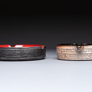 Rogier Vandeweghe (1923-2020) for Amphora: a red-glazed ashtray, and a Perignem cream-glazed ashtray, 20th C. — 照片 5