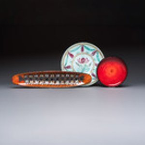 Rogier Vandeweghe (1923-2020) for Amphora and Perignem: a red-glazed bowl, a polychrome dish and a Perignem polychrome glazed dish, 20th C. — photo 1