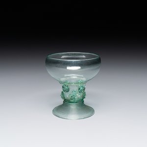 Römer en verre vert, Pay-bas ou Allemagne, 2e quart du 17ème — photo 1