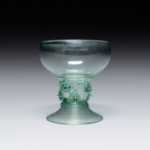 Römer en verre vert, Pay-bas ou Allemagne, 2e quart du 17ème — photo 4