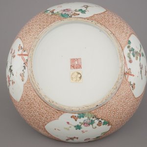 Ronde bus met deksel in Chinees porselein, famille rose, gemerkt Qianlong en waarschijnlijk uit die periode — foto 2