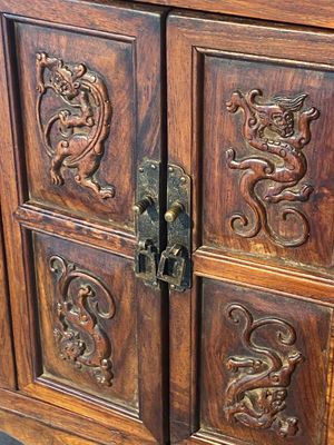Rre cabinet de curiosités de type 'duo bao ge' en bois huanghuali à décor de chilongs, Chine, 18/19ème — photo 17