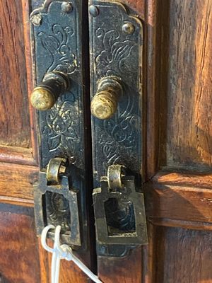 Rre cabinet de curiosités de type 'duo bao ge' en bois huanghuali à décor de chilongs, Chine, 18/19ème — photo 28