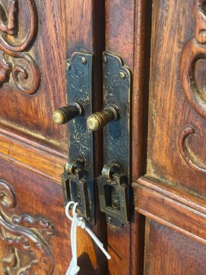 Rre cabinet de curiosités de type 'duo bao ge' en bois huanghuali à décor de chilongs, Chine, 18/19ème — photo 6