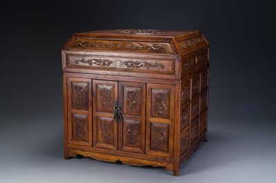 Rre cabinet de curiosités de type 'duo bao ge' en bois huanghuali à décor de chilongs, Chine, 18/19ème