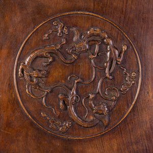 Rre cabinet de curiosités de type 'duo bao ge' en bois huanghuali à décor de chilongs, Chine, 18/19ème — photo 12