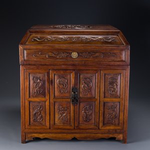 Rre cabinet de curiosités de type 'duo bao ge' en bois huanghuali à décor de chilongs, Chine, 18/19ème — photo 2