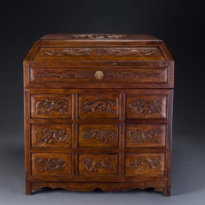 Rre cabinet de curiosités de type 'duo bao ge' en bois huanghuali à décor de chilongs, Chine, 18/19ème — photo 3