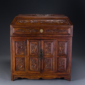 Rre cabinet de curiosités de type 'duo bao ge' en bois huanghuali à décor de chilongs, Chine, 18/19ème — photo 4