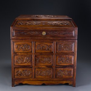 Rre cabinet de curiosités de type 'duo bao ge' en bois huanghuali à décor de chilongs, Chine, 18/19ème — photo 5