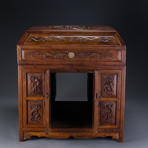 Rre cabinet de curiosités de type 'duo bao ge' en bois huanghuali à décor de chilongs, Chine, 18/19ème — photo 7