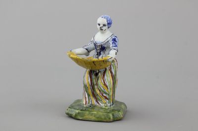 Salière fine en faïence polychrome de Delft en forme de dame, 18e