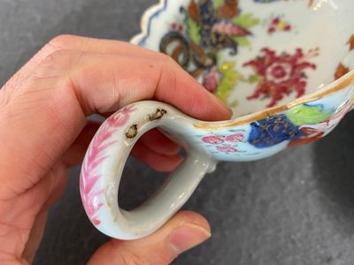 Saucière sur son support en porcelaine de Chine famille rose à décor dit 'pseudo-feuilles de tabac', Qianlong — photo 11