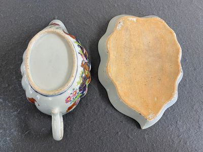 Saucière sur son support en porcelaine de Chine famille rose à décor dit 'pseudo-feuilles de tabac', Qianlong — photo 2