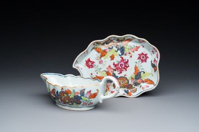 Saucière sur son support en porcelaine de Chine famille rose à décor dit 'pseudo-feuilles de tabac', Qianlong