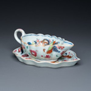 Saucière sur son support en porcelaine de Chine famille rose à décor dit 'pseudo-feuilles de tabac', Qianlong — photo 2