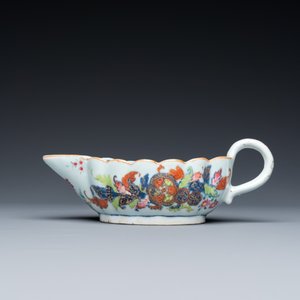 Saucière sur son support en porcelaine de Chine famille rose à décor dit 'pseudo-feuilles de tabac', Qianlong — photo 5