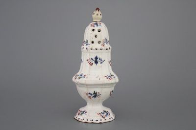 Saupoudreuse en faïence de Bruxelles, décor 'A l'haie fleurie', 18e