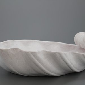 Schelpvormige champagnekoeler, wit geglazuurd aardewerk, Frankrijk, 19e eeuw — foto 1
