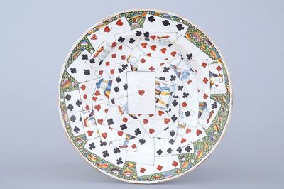 Schotel met speelkaarten in faience uit Lille, 18e eeuw