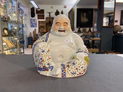 Sculpture de Bouddha en porcelaine de Chine famille rose sur socle en bois, marque de Zhu Mao Ji Zao 朱茂記造, République — photo 1