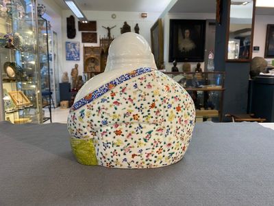 Sculpture de Bouddha en porcelaine de Chine famille rose sur socle en bois, marque de Zhu Mao Ji Zao 朱茂記造, République — photo 2