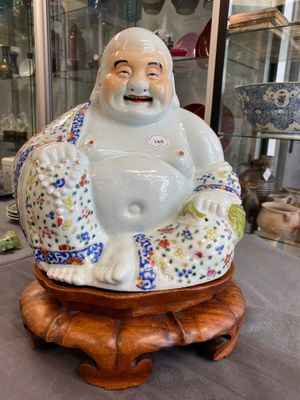 Sculpture de Bouddha en porcelaine de Chine famille rose sur socle en bois, marque de Zhu Mao Ji Zao 朱茂記造, République — photo 6
