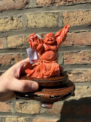 Sculpture de Bouddha rieur en corail rouge sur socle en bois, Chine, 19/20ème — photo 1