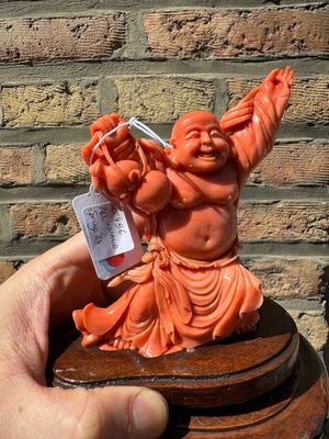 Sculpture de Bouddha rieur en corail rouge sur socle en bois, Chine, 19/20ème — photo 3