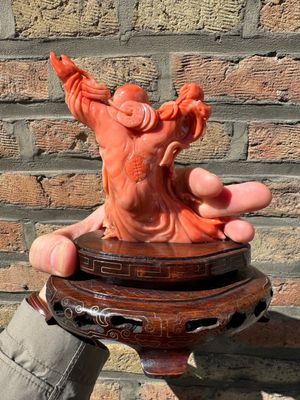 Sculpture de Bouddha rieur en corail rouge sur socle en bois, Chine, 19/20ème — photo 4