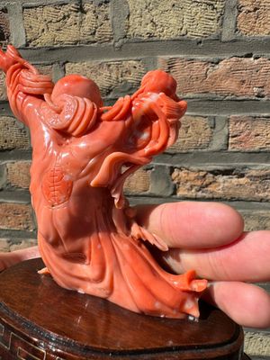 Sculpture de Bouddha rieur en corail rouge sur socle en bois, Chine, 19/20ème — photo 6