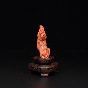 Sculpture de Bouddha rieur en corail rouge sur socle en bois, Chine, 19/20ème — photo 2
