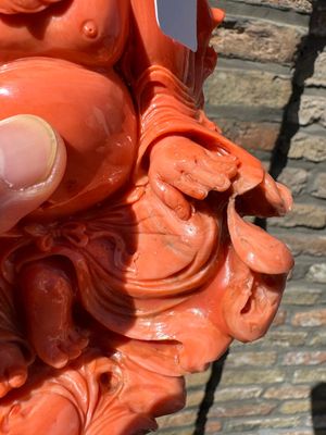 Sculpture de Bouddha rieur en corail rouge sur socle en bois, Chine, 19/20ème — photo 12