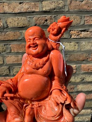 Sculpture de Bouddha rieur en corail rouge sur socle en bois, Chine, 19/20ème — photo 2