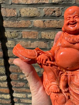 Sculpture de Bouddha rieur en corail rouge sur socle en bois, Chine, 19/20ème — photo 3