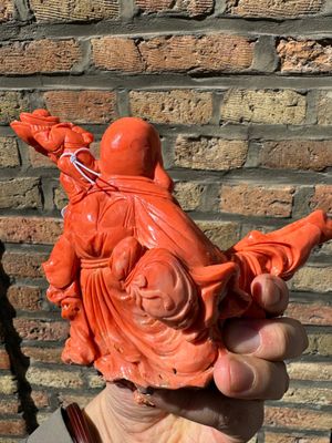 Sculpture de Bouddha rieur en corail rouge sur socle en bois, Chine, 19/20ème — photo 7