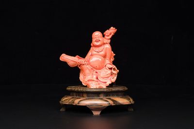 Sculpture de Bouddha rieur en corail rouge sur socle en bois, Chine, 19/20ème