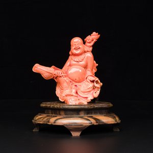 Sculpture de Bouddha rieur en corail rouge sur socle en bois, Chine, 19/20ème — photo 1