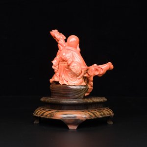 Sculpture de Bouddha rieur en corail rouge sur socle en bois, Chine, 19/20ème — photo 3