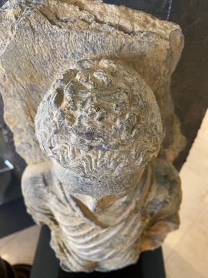Sculpture de Bouddha Shakyamuni en schiste gris, Gandhara, 3/4ème — photo 14